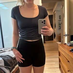 Vuori Scoop Neck Crop Top